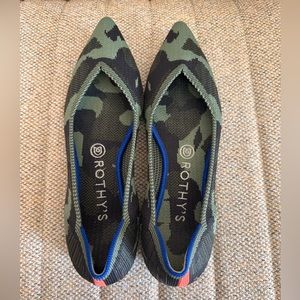EUC Rothy’s Olive Camo Points in Size 8